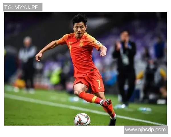 哪个足球明星在场上最喜欢担任中锋角色并展现出色的进攻能力