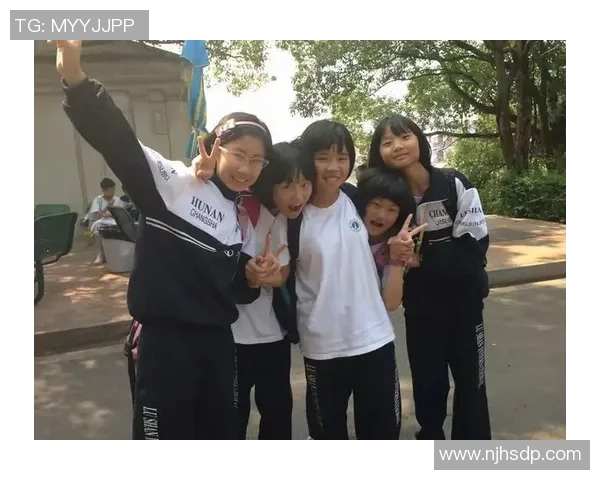 女孩与足球明星携手共度美好时光谱写青春爱情故事