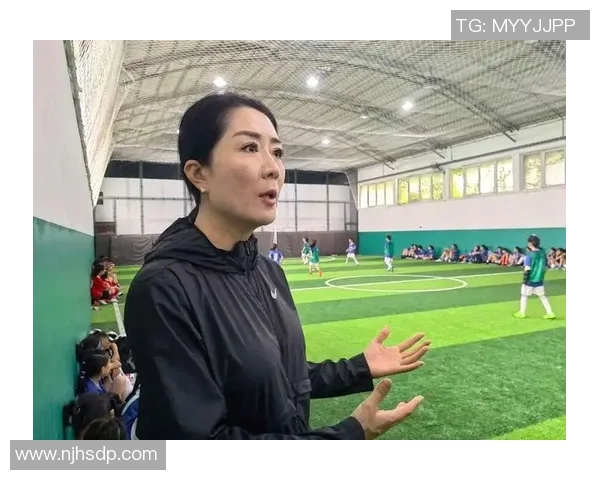从绿茵场到教练席足球明星的华丽转身与执教之路