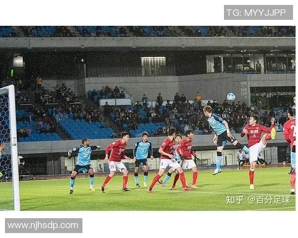 足球明星携手转场瞬间定格精彩时刻的合拍图片展示 足球明星携手转场瞬间定格精彩时刻的合拍图片展示